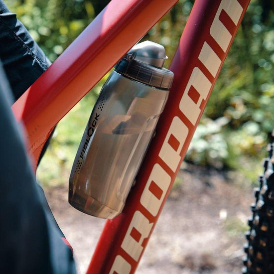 TWIST Bottle 590ml + Bike Base - Grey