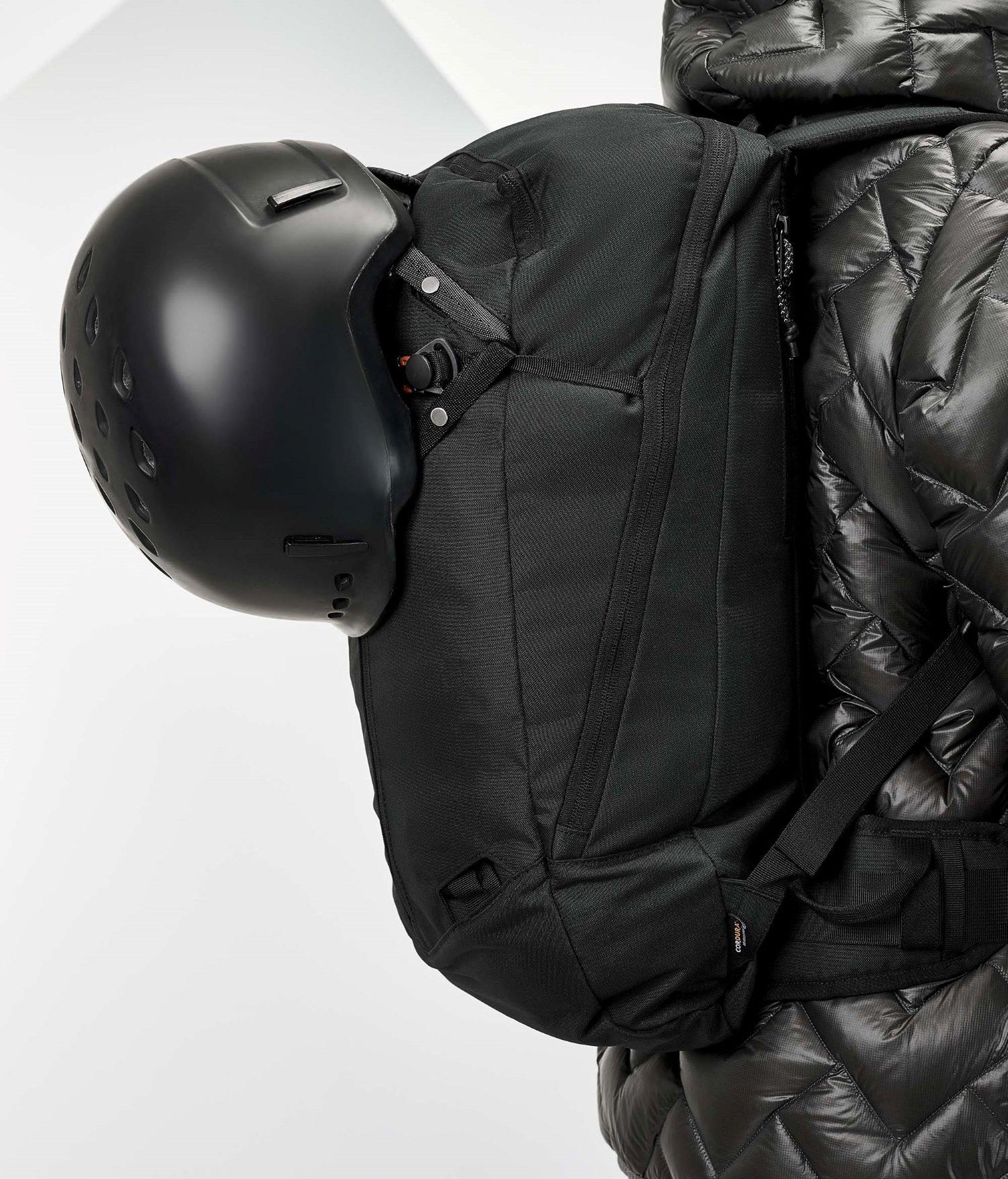 Dorsa 22L Backpack - Black / White