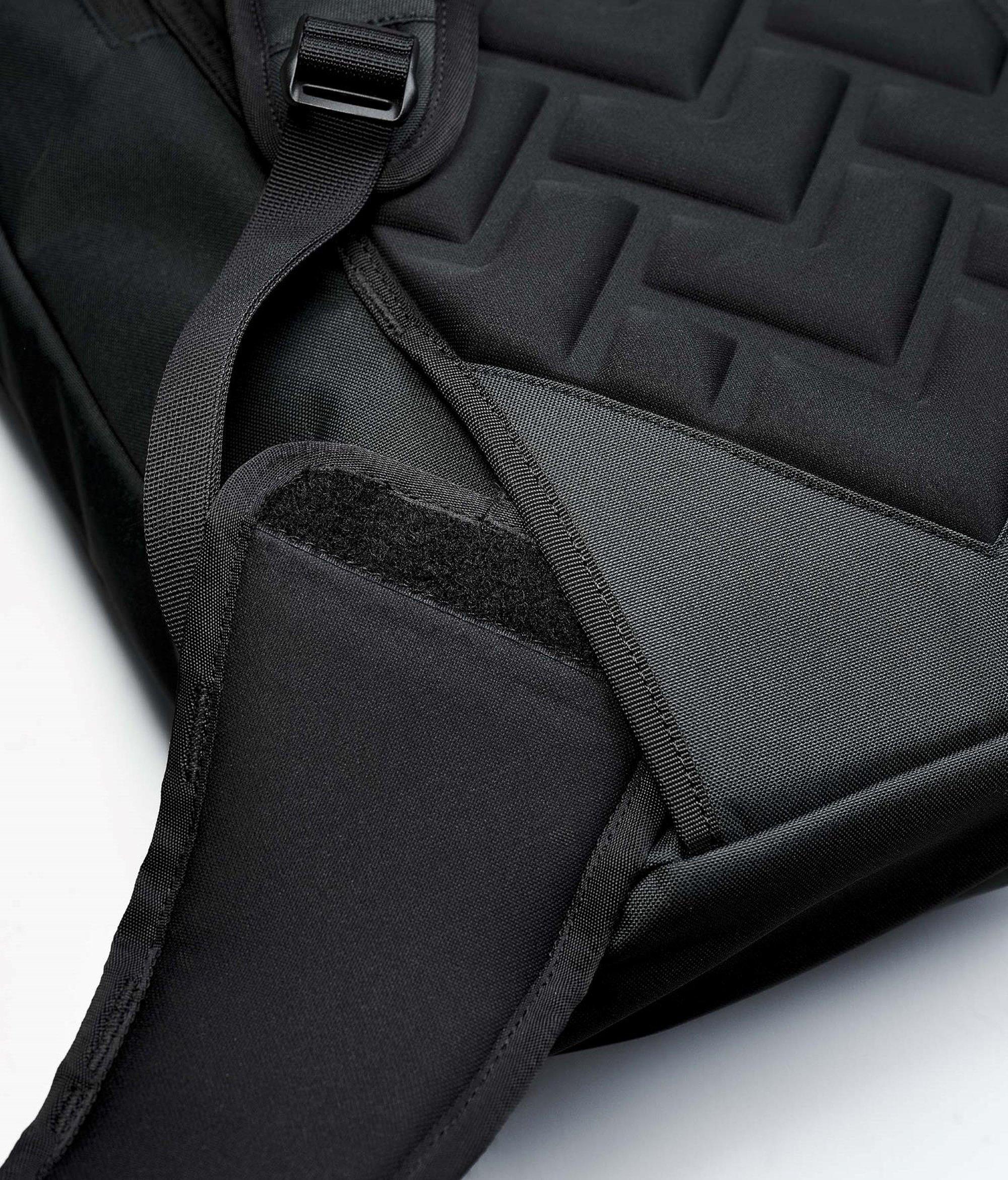 Dorsa 22L Backpack - Black / White